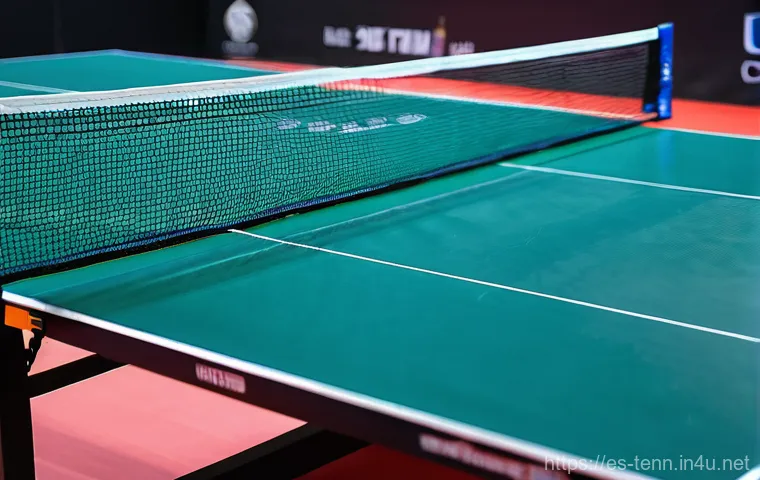 탁구 네트 높이 규칙 - A close-up, eye-level shot of a perfectly tensioned table tennis net set at the precise ITTF regulat...